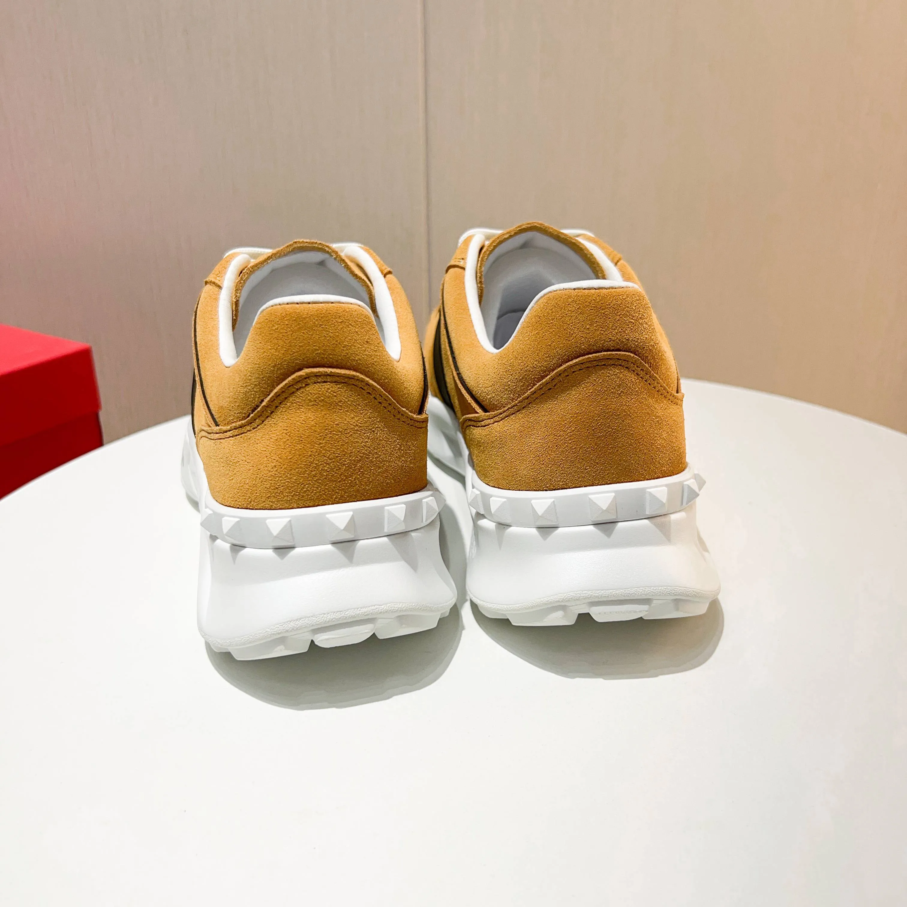 Ex-factory price: 520💰𝙑𝙖𝙡𝙚𝙣𝙩𝙞𝙣𝙤/Valentino𝙑𝙏 The latest official website main model in early autumn Classic continuation💯Making goods all year round🎁Wannian classic series sports and casual shoes💥, a must-have trendy item all year round🏆Many stars and Internet celebrities have performed it🔥 The original version is developed one to one, perfect last shape, VT iconic logo, logo printing on tongue and upper, original full set of packaging, full oil edge on the upper, T men's men's shoes💰u ultra-light combination outsole Comfortable on the feet, not squeezing the feet, fabric/first layer of cowhide. Lining/cow lining💕 Standard size: 38-44 (45 can be ordered)